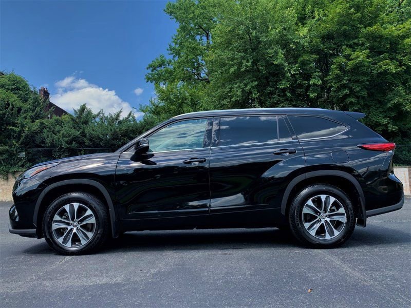 Used 2020 Toyota Highlander XLE AWD/4WD image 9