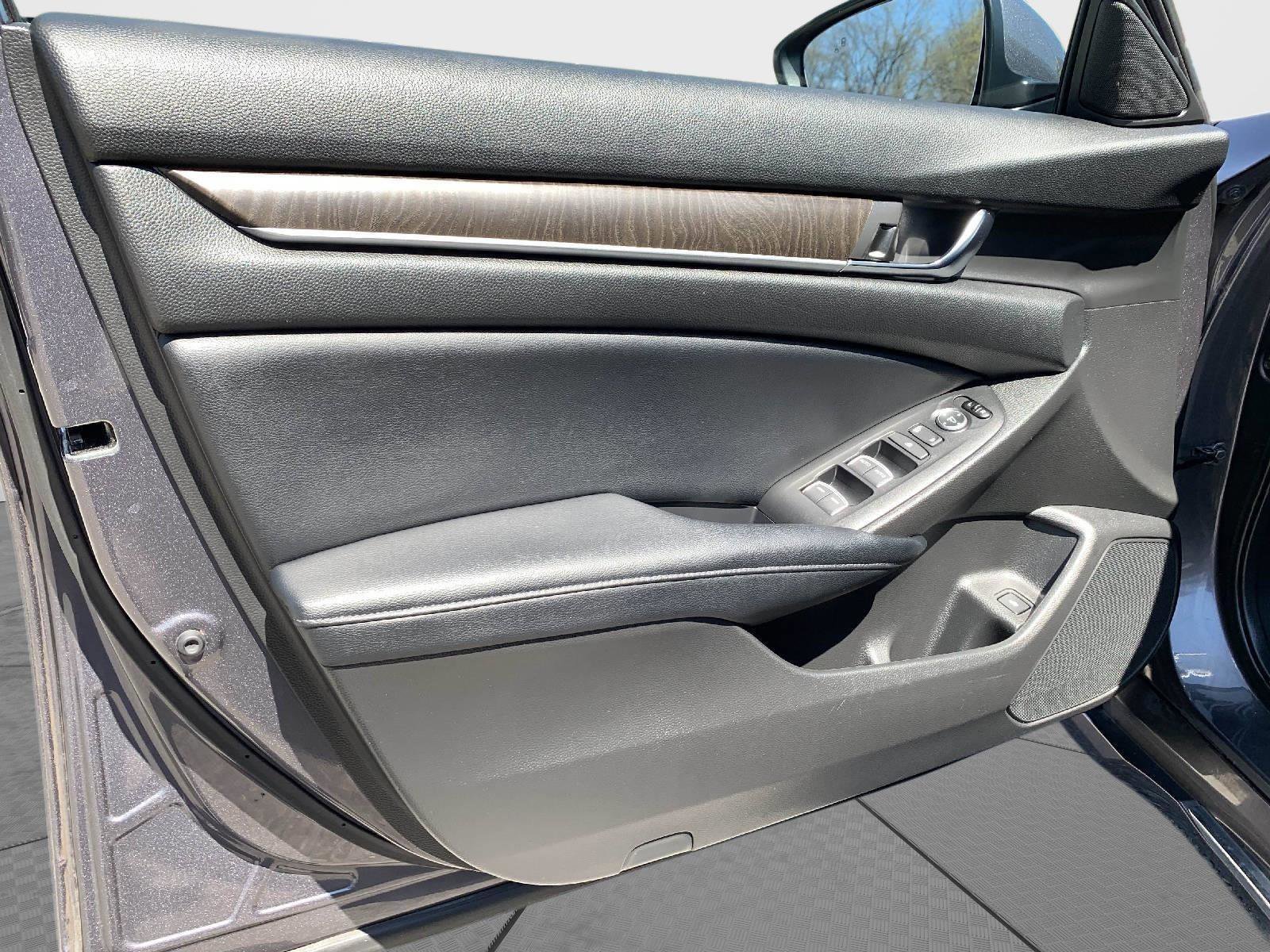 Used 2018 Honda Accord EX image 11