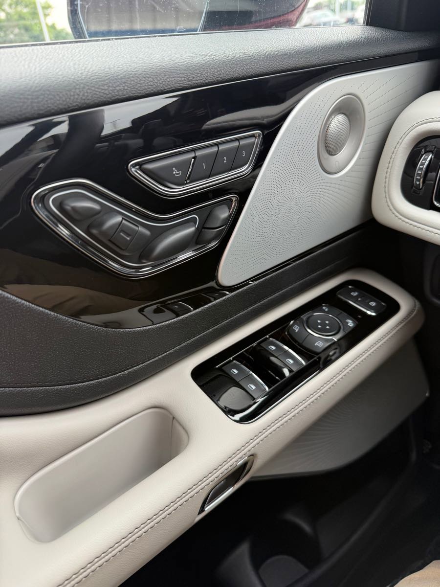 Used 2025 Lincoln Aviator Reserve w/ Equipment Group 201A AWD/4WD image 26