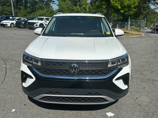 Used 2023 Volkswagen Taos SE w/ Panoramic Sunroof Package FWD image 2
