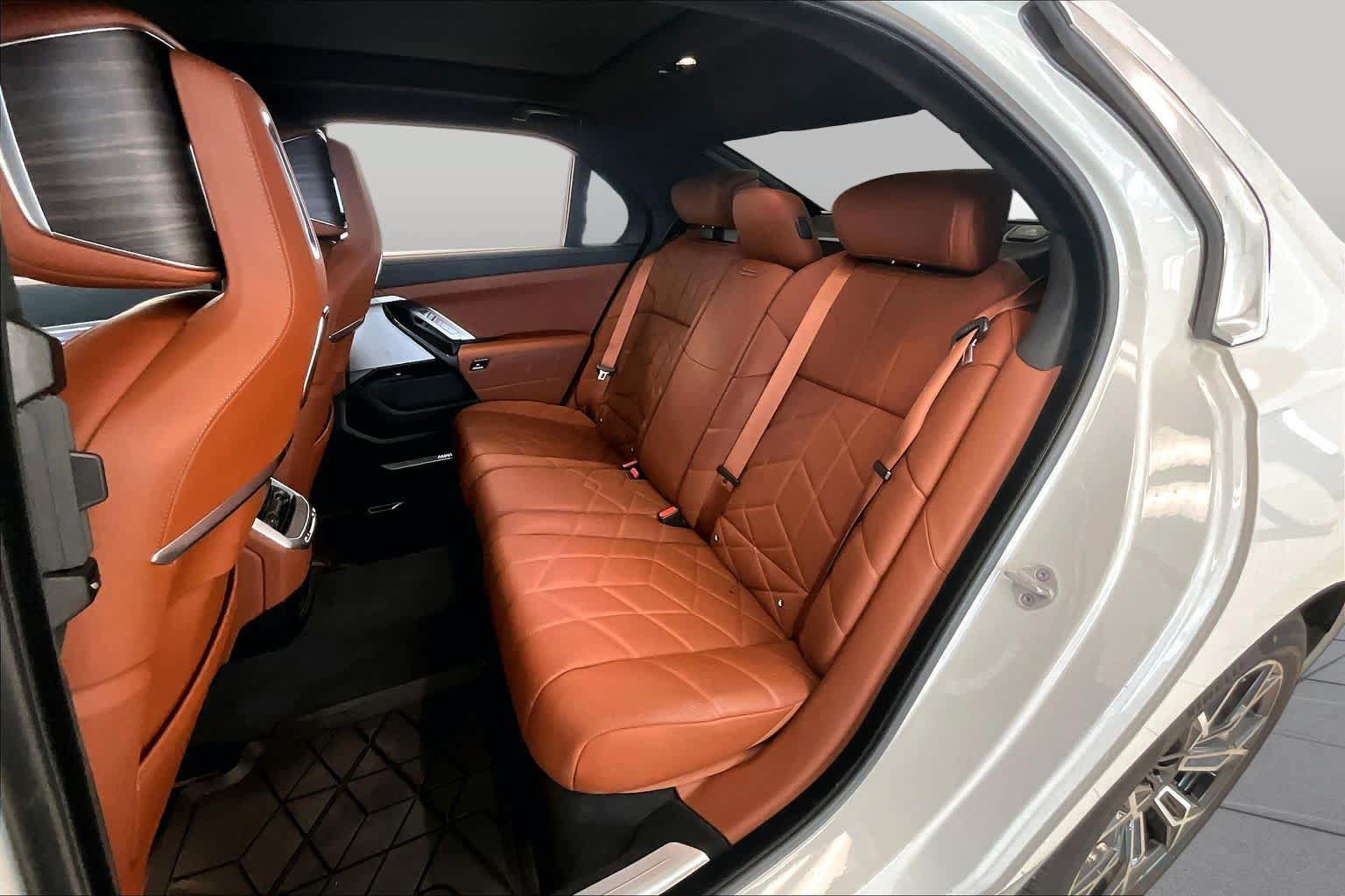 Used 2024 BMW i7 xDrive60 AWD/4WD image 18