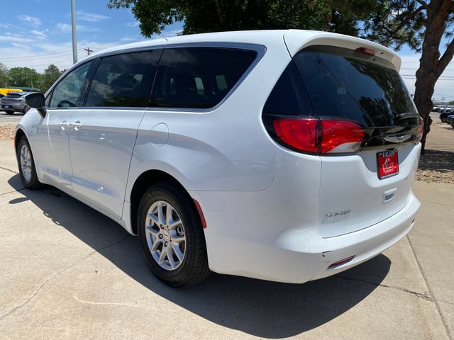 Used 2023 Chrysler Voyager LX FWD image 3
