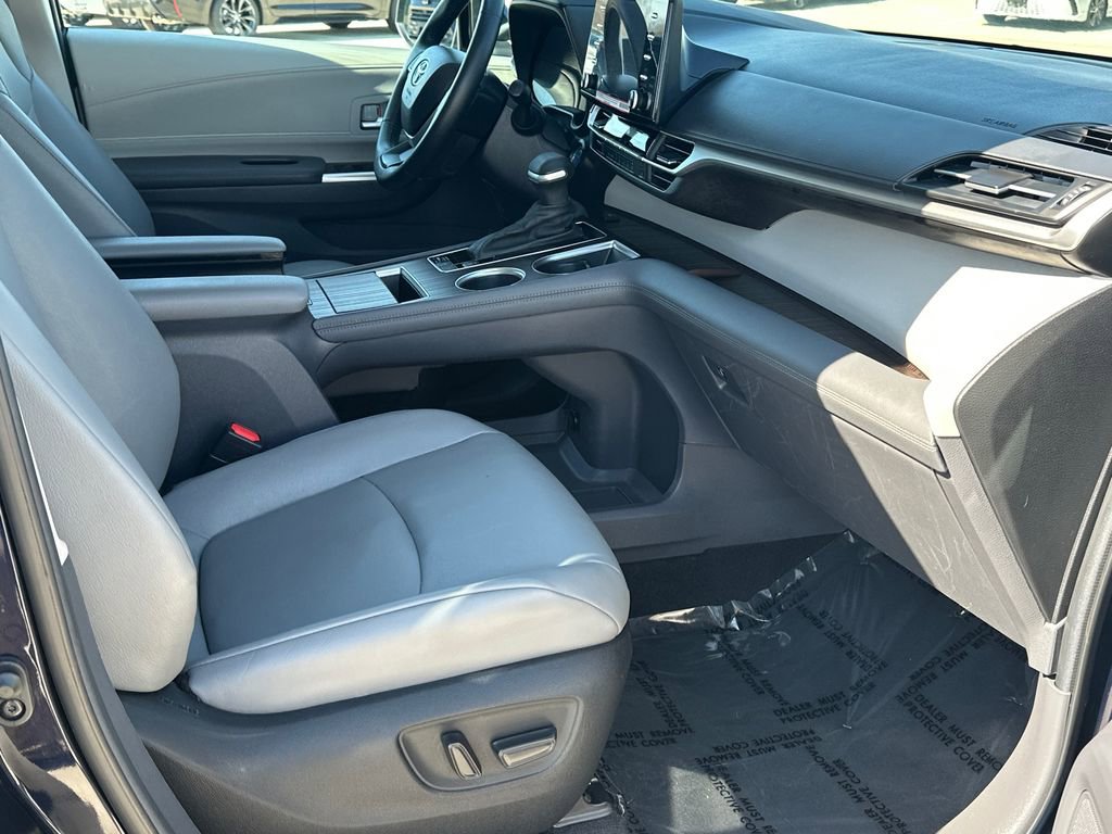 Used 2024 Toyota Sienna XLE image 11