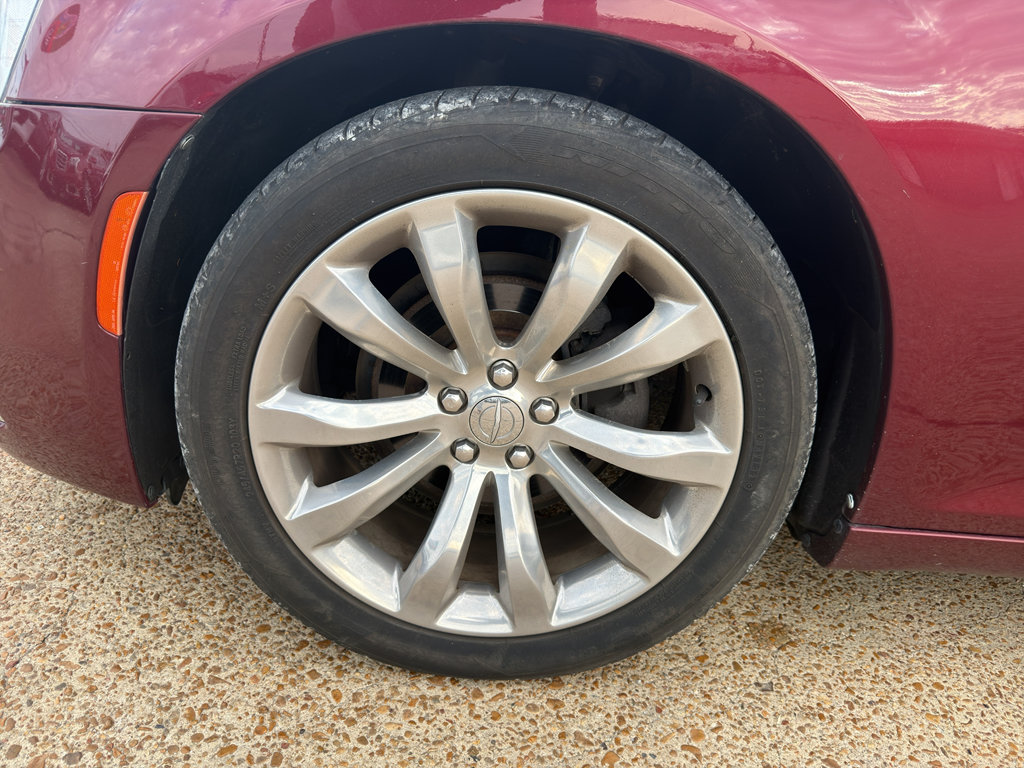 Used 2018 Chrysler 300 Limited RWD image 9