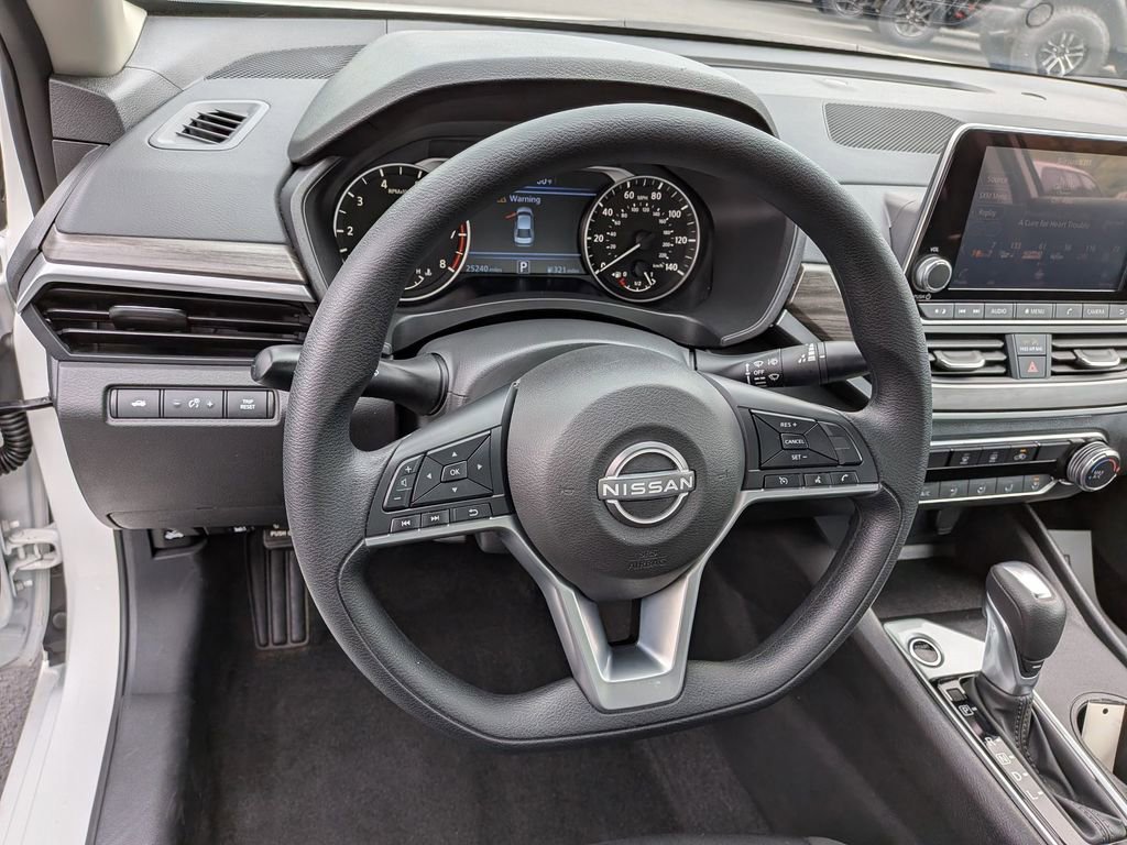 Used 2025 Nissan Altima 2.5 SV image 13
