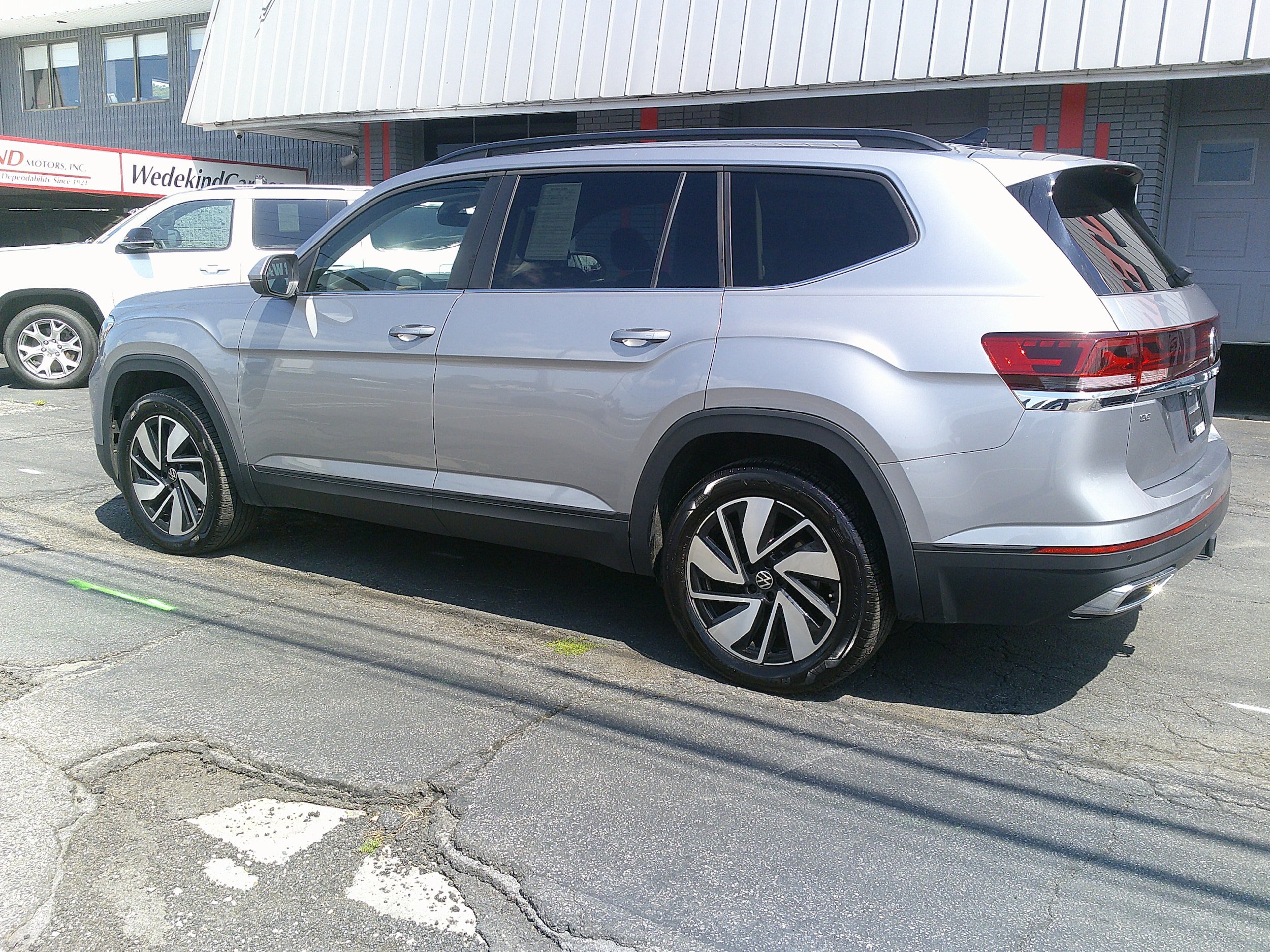 Used 2025 Volkswagen Atlas SE AWD/4WD image 13