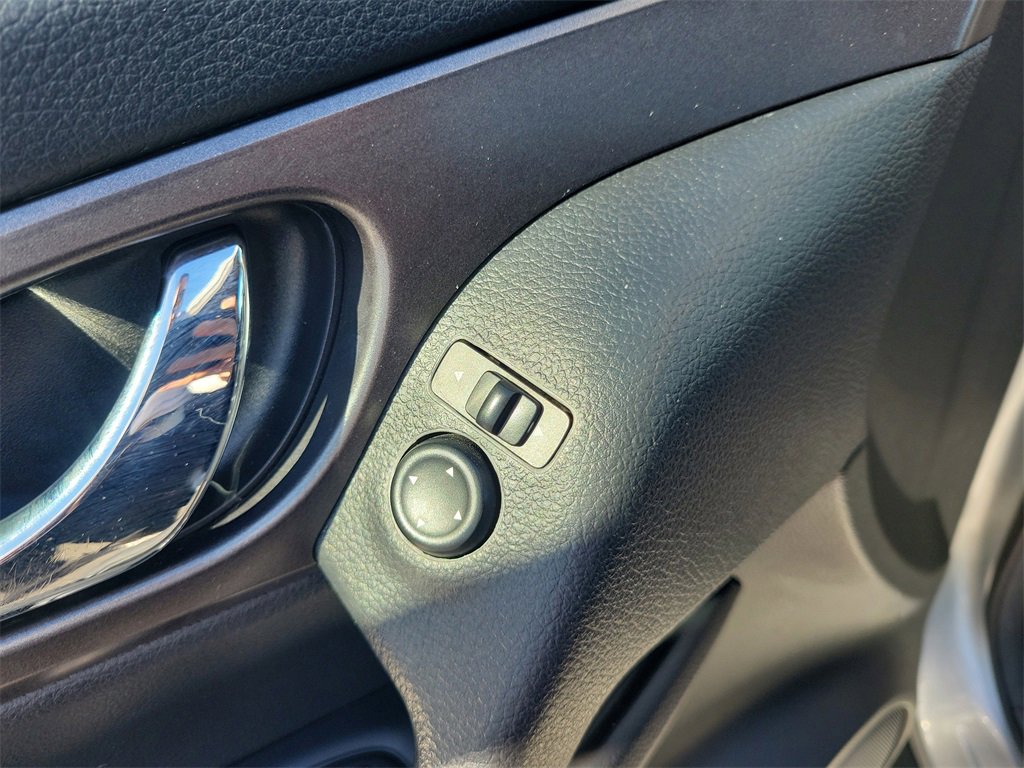 Used 2015 Nissan Rogue SV image 33