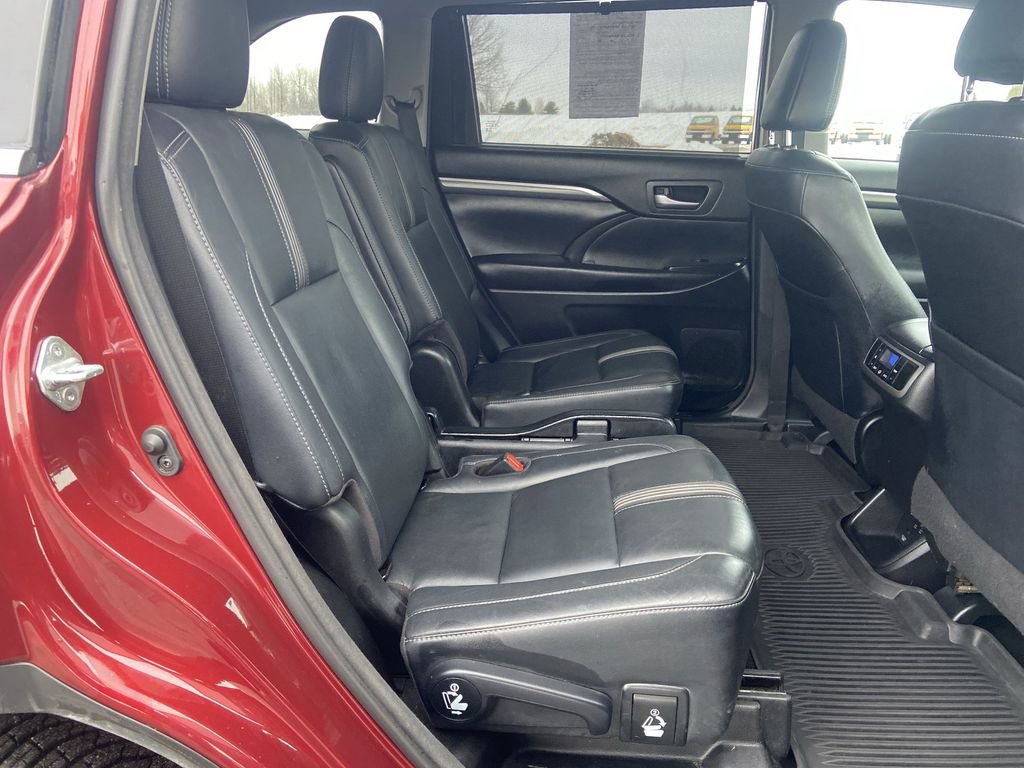 Used 2018 Toyota Highlander SE w/ Protection Package #3 image 27