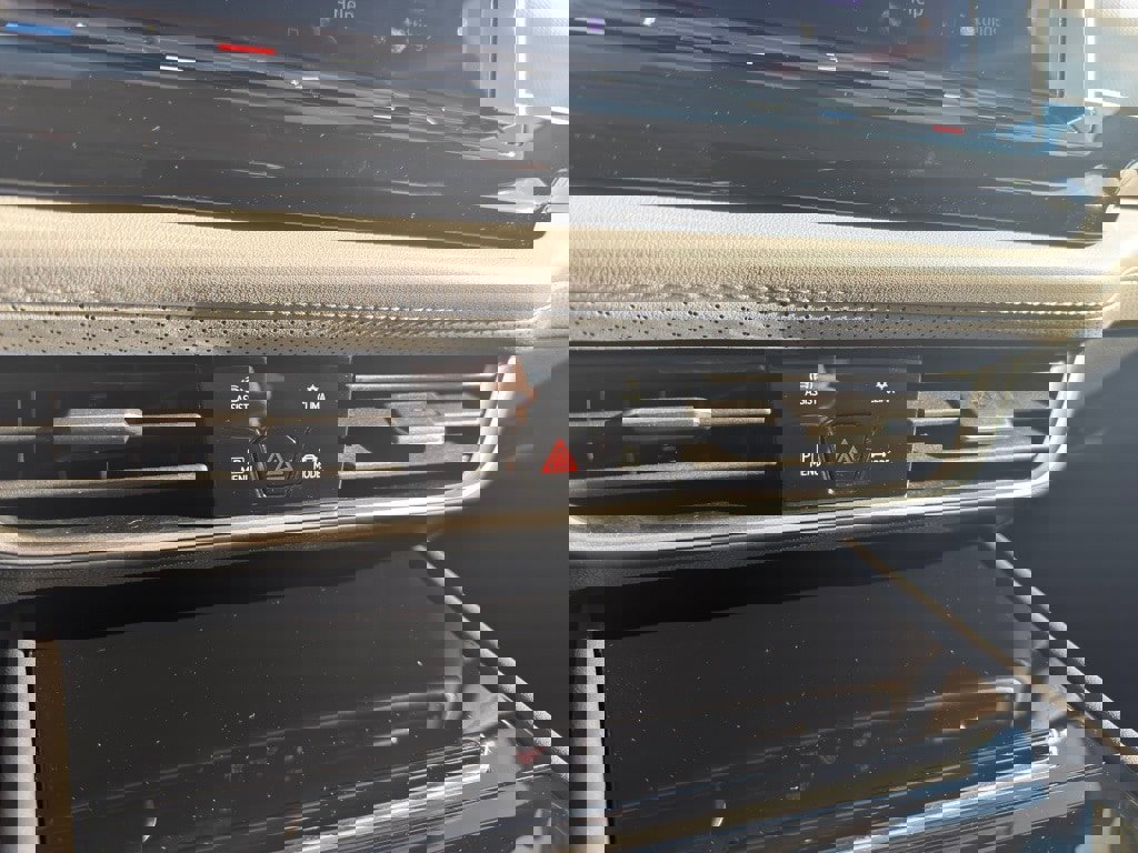 Used 2025 Volkswagen Atlas Peak Edition SE image 24