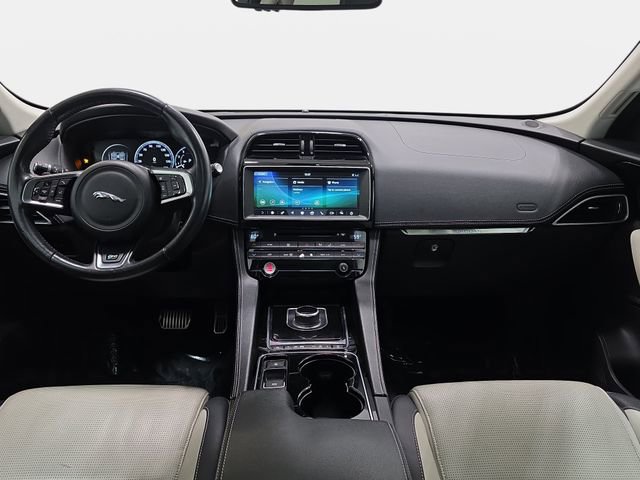 Used 2017 Jaguar F-PACE R-Sport image 9