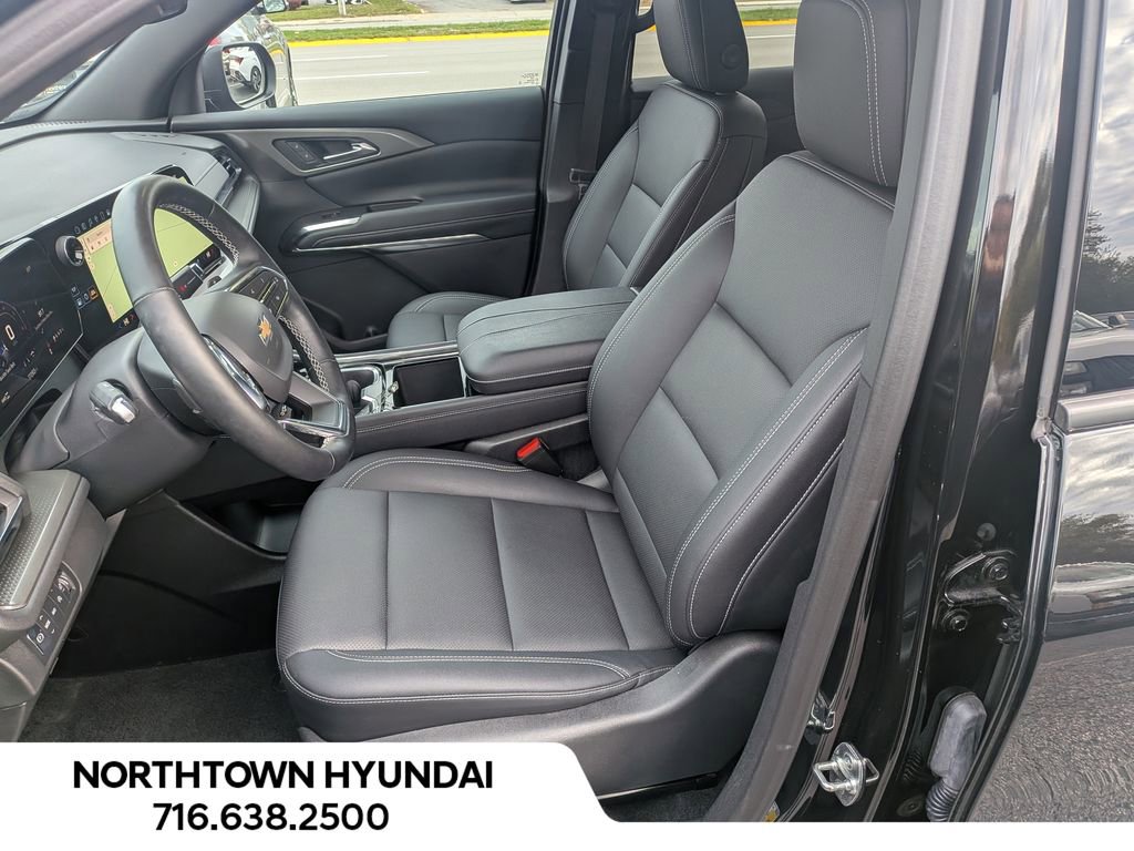 Used 2025 Chevrolet Traverse LT image 5