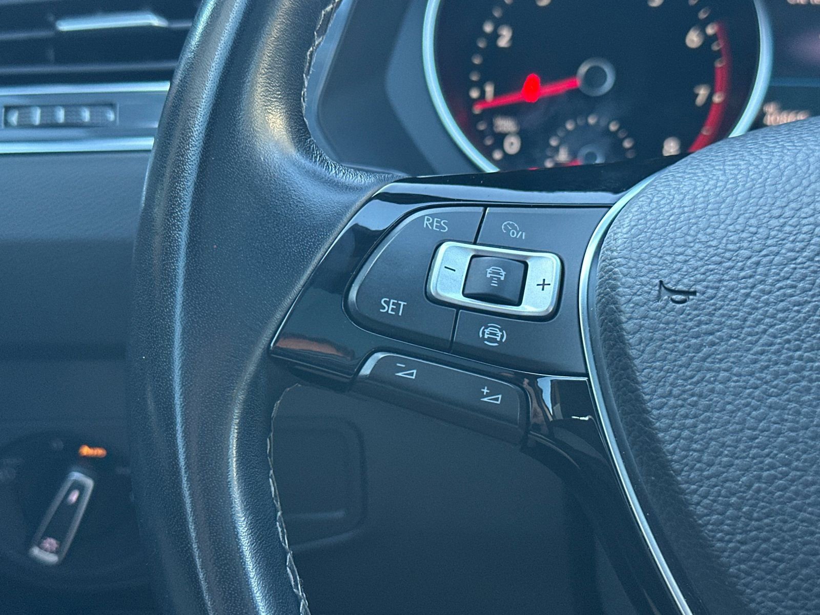 Used 2021 Volkswagen Tiguan SE R-Line image 27