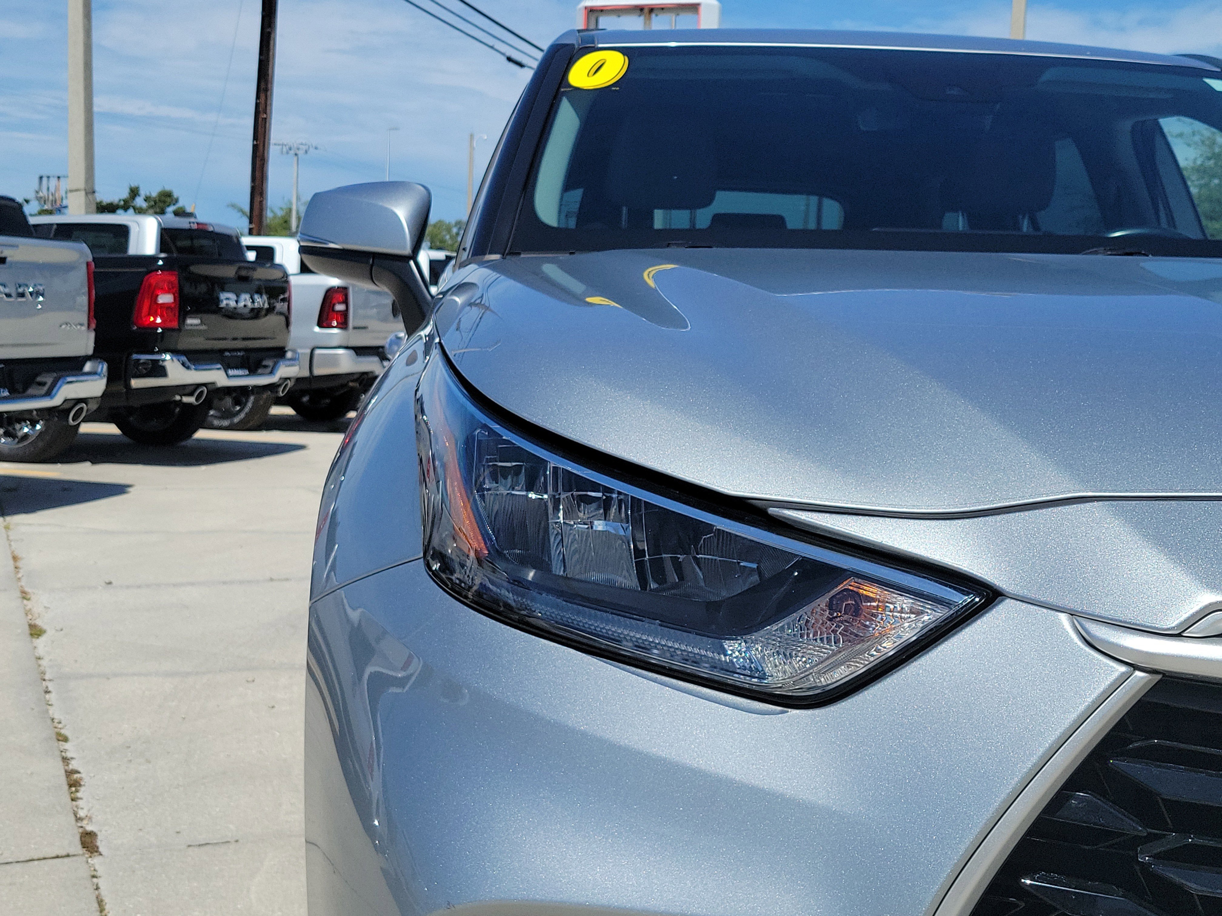 Used 2020 Toyota Highlander LE AWD/4WD image 7