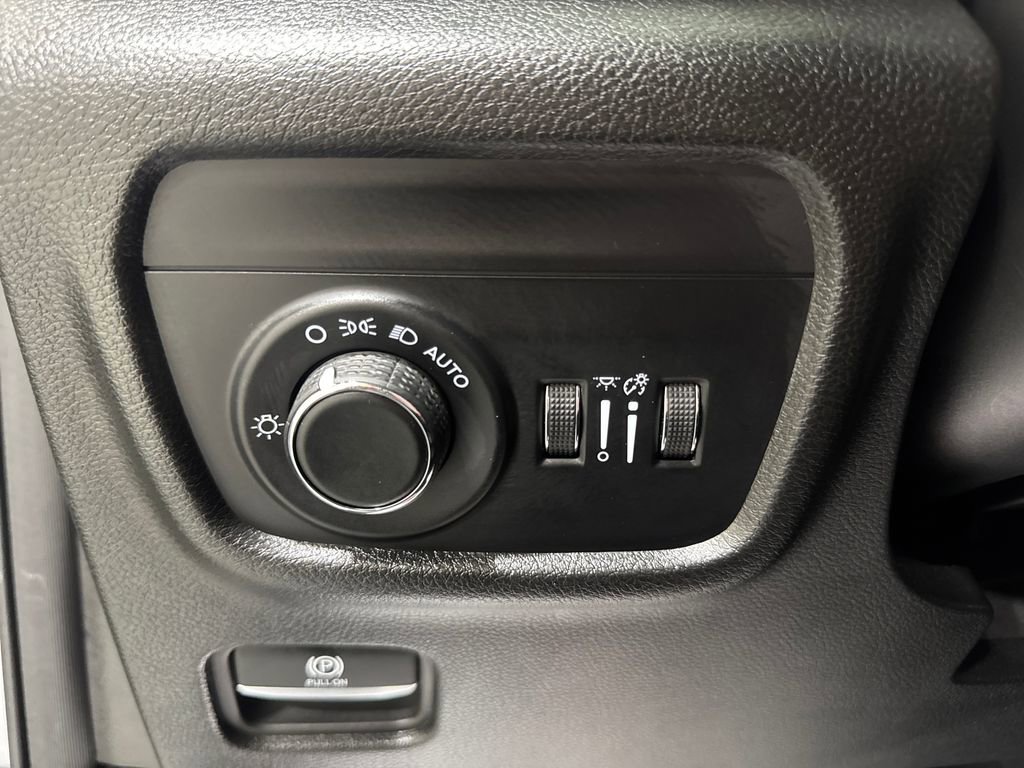 Used 2025 Jeep Grand Cherokee Altitude image 46