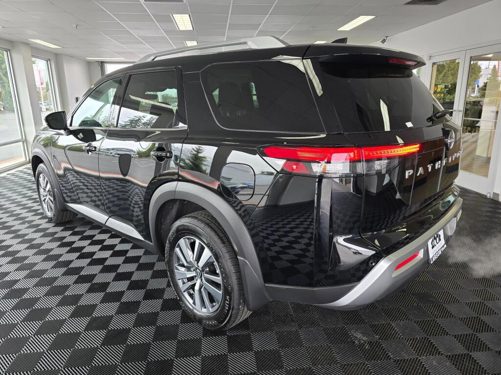 Used 2025 Nissan Pathfinder SL image 5