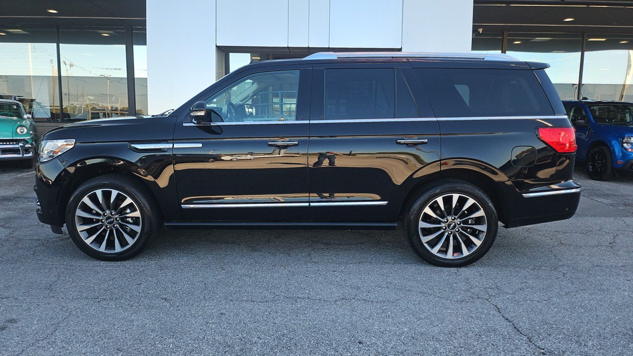 Used 2021 Lincoln Navigator Reserve w/ Luxury Package AWD/4WD image 2
