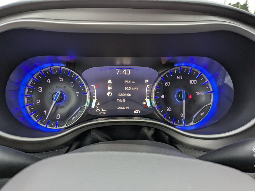Used 2024 Chrysler Pacifica Touring-L FWD image 5