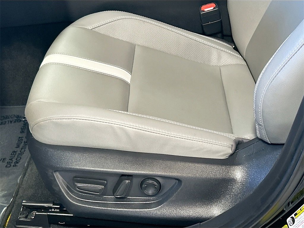 Used 2025 Toyota Camry SE w/ Convenience Package image 16