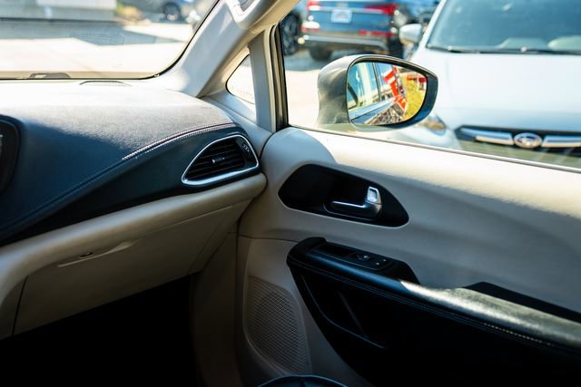 Used 2020 Chrysler Pacifica Limited image 27