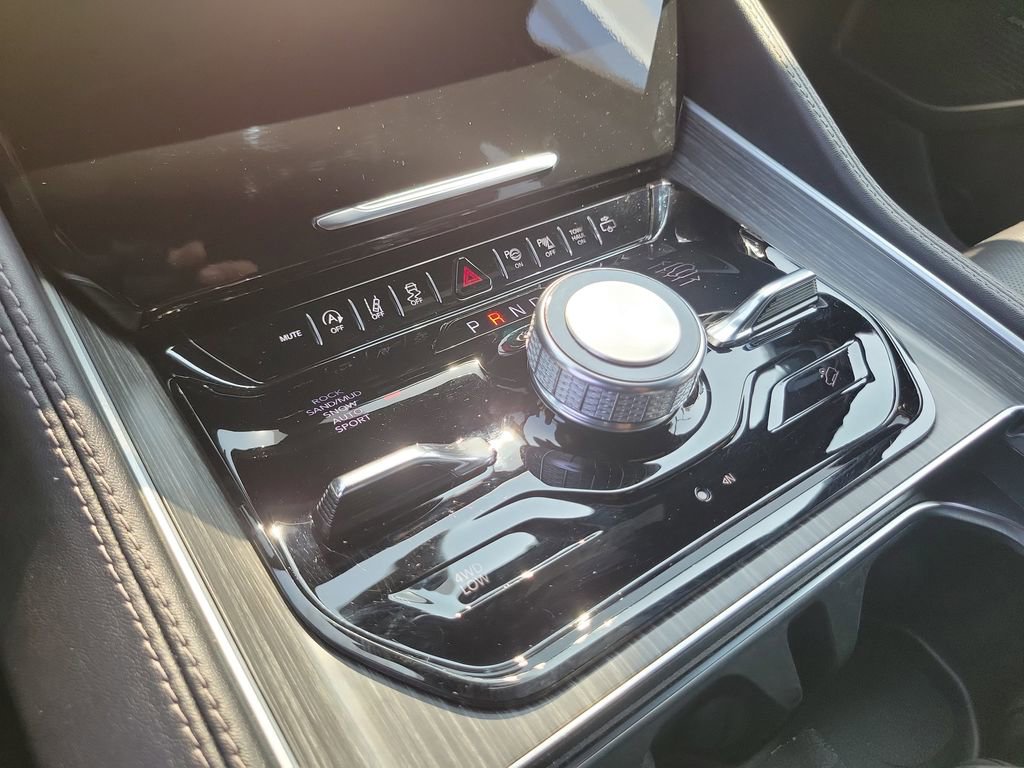 Used 2023 Jeep Wagoneer Series III w/ Convenience Group I AWD/4WD image 9