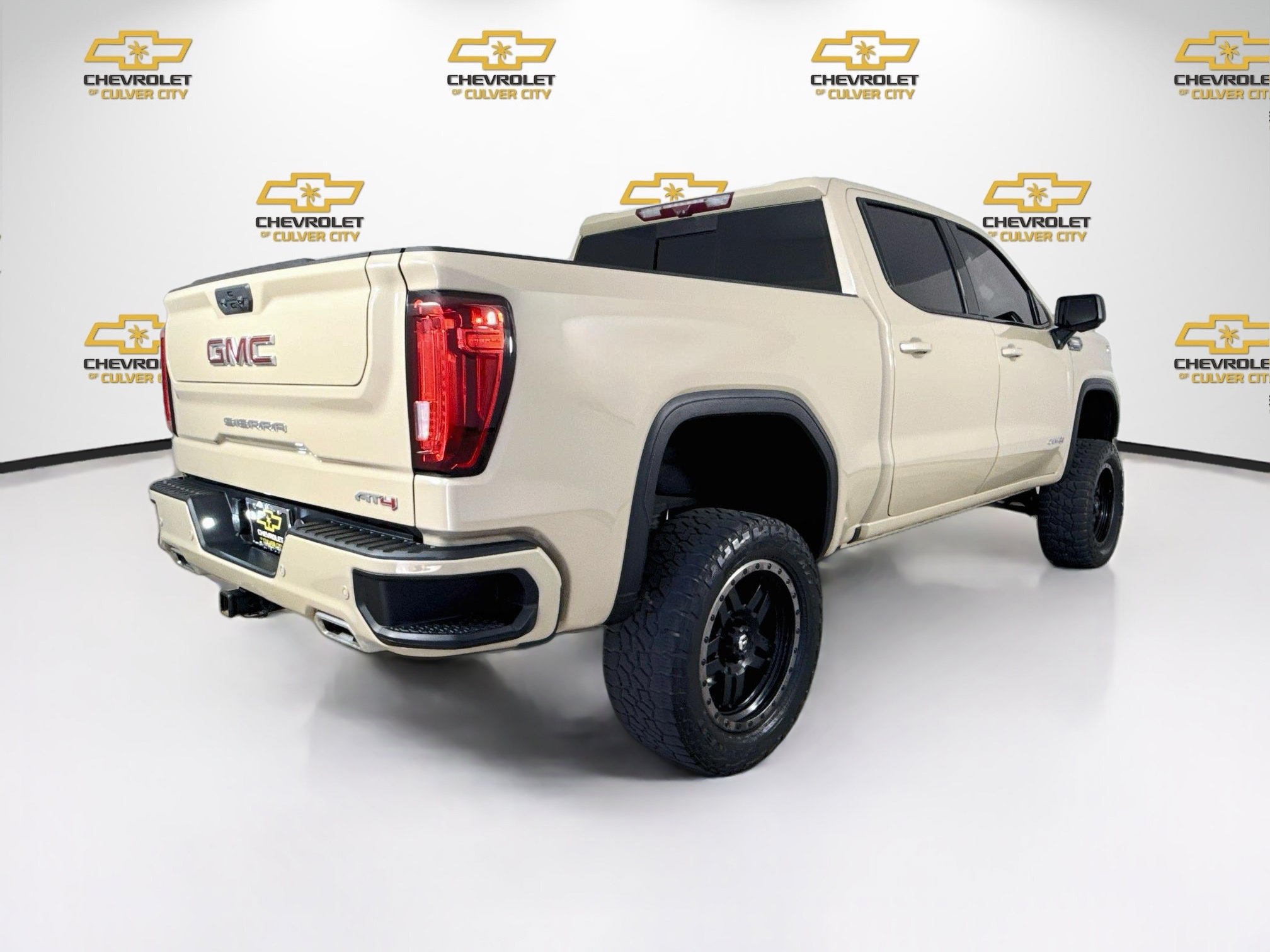 Used 2023 GMC Sierra 1500 AT4 w/ Technology Package AWD/4WD image 9