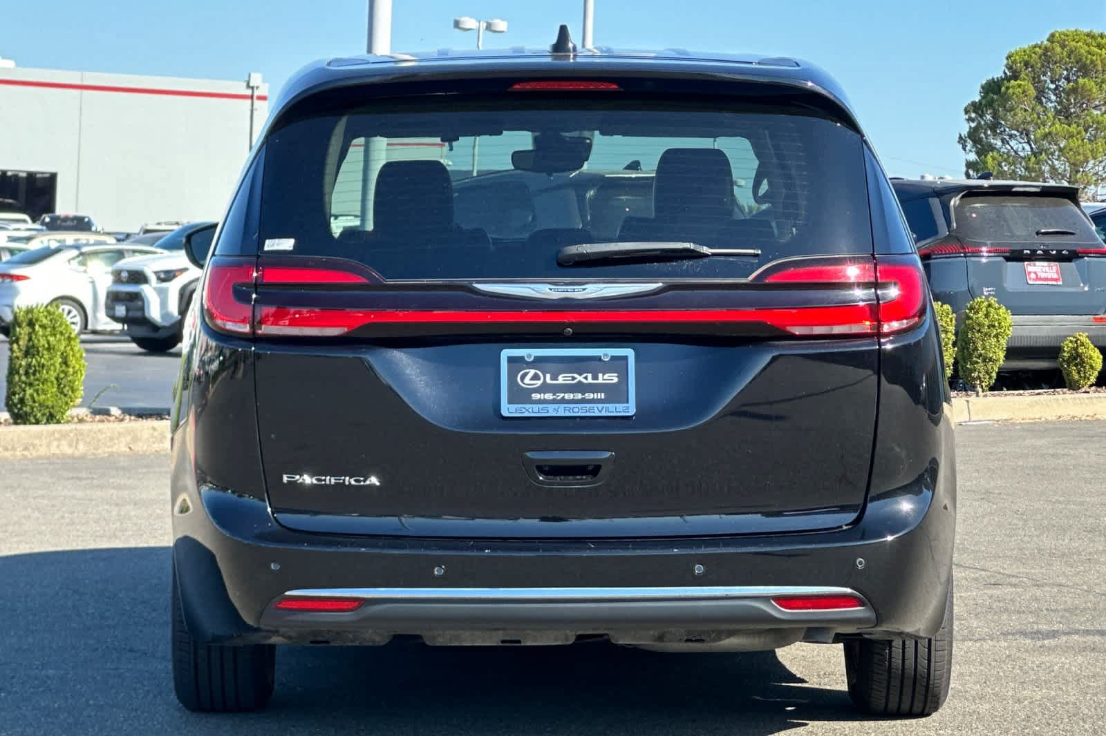 Used 2024 Chrysler Pacifica Touring-L FWD image 8
