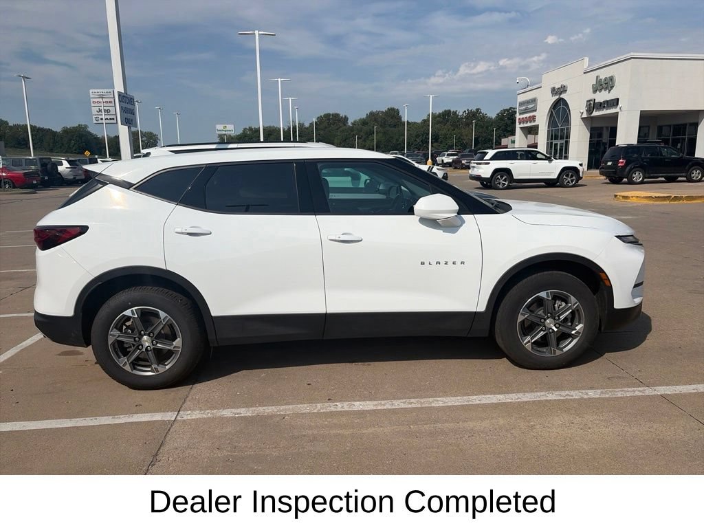 Used 2025 Chevrolet Blazer LT FWD image 6