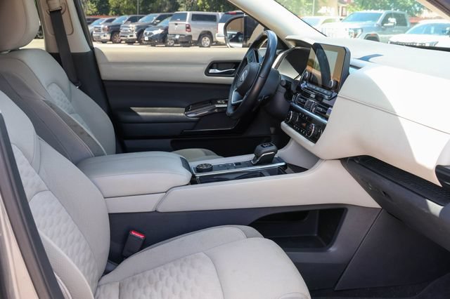 Used 2022 Nissan Pathfinder SV AWD/4WD image 16