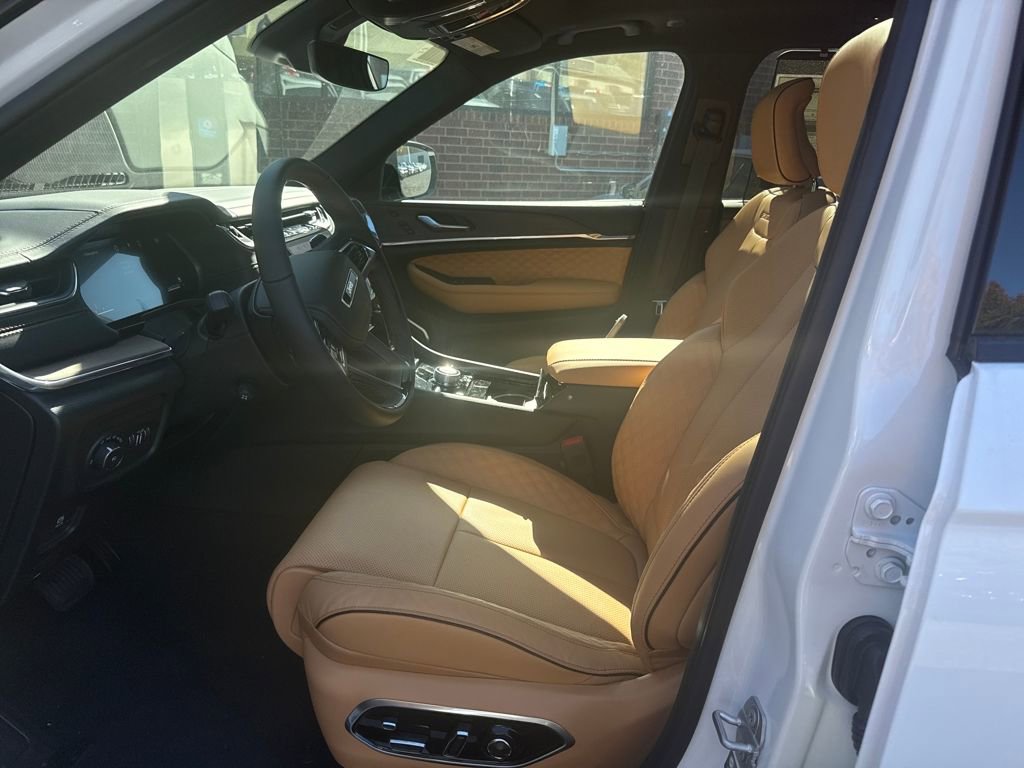 New 2025 Jeep Grand Cherokee Summit w/ Luxury Tech Group V image 17