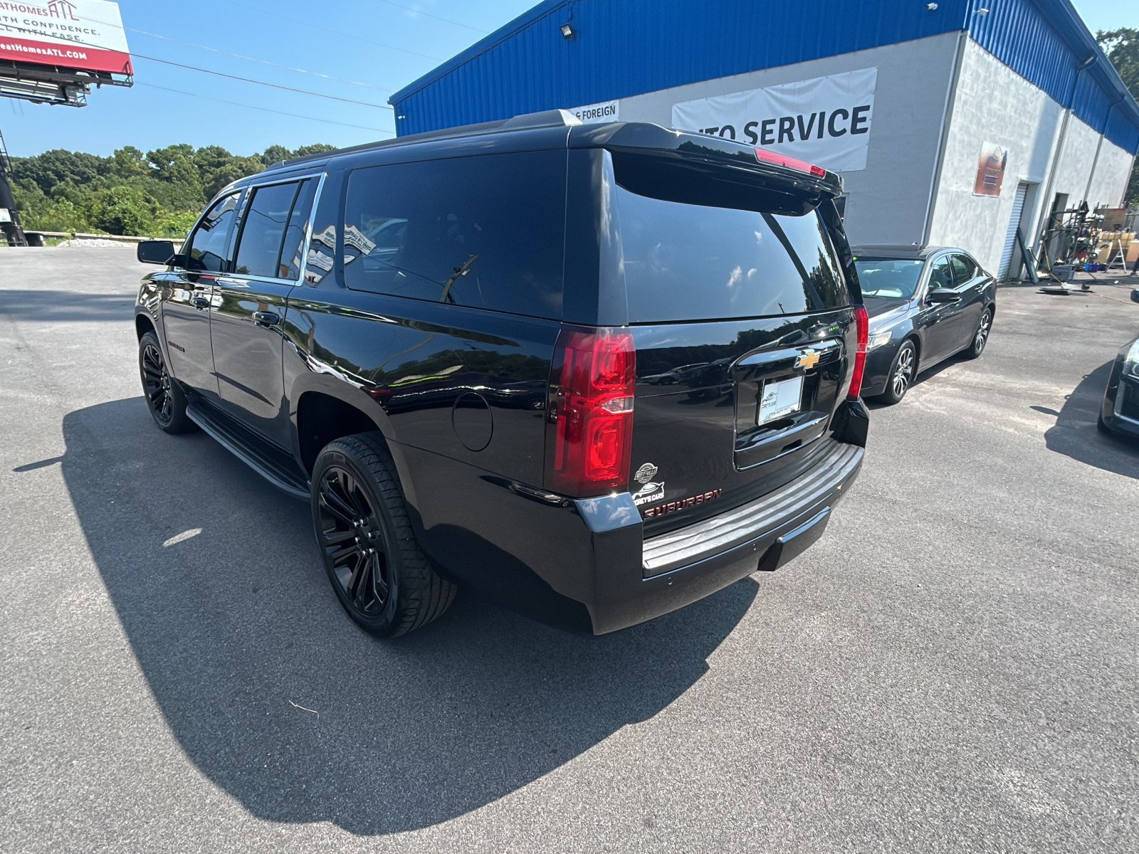 Used 2017 Chevrolet Suburban LT w/ Luxury Package RWD image 3
