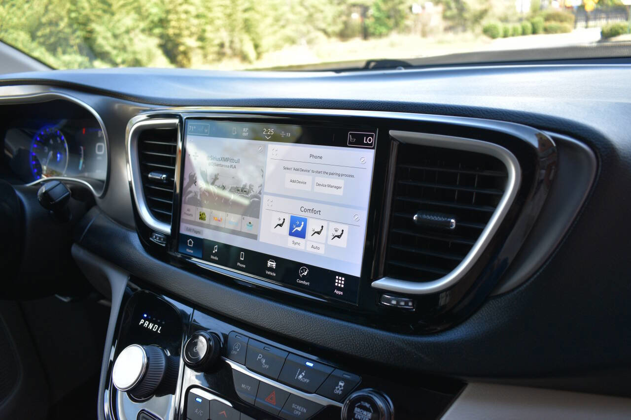 Used 2021 Chrysler Pacifica Touring-L image 26