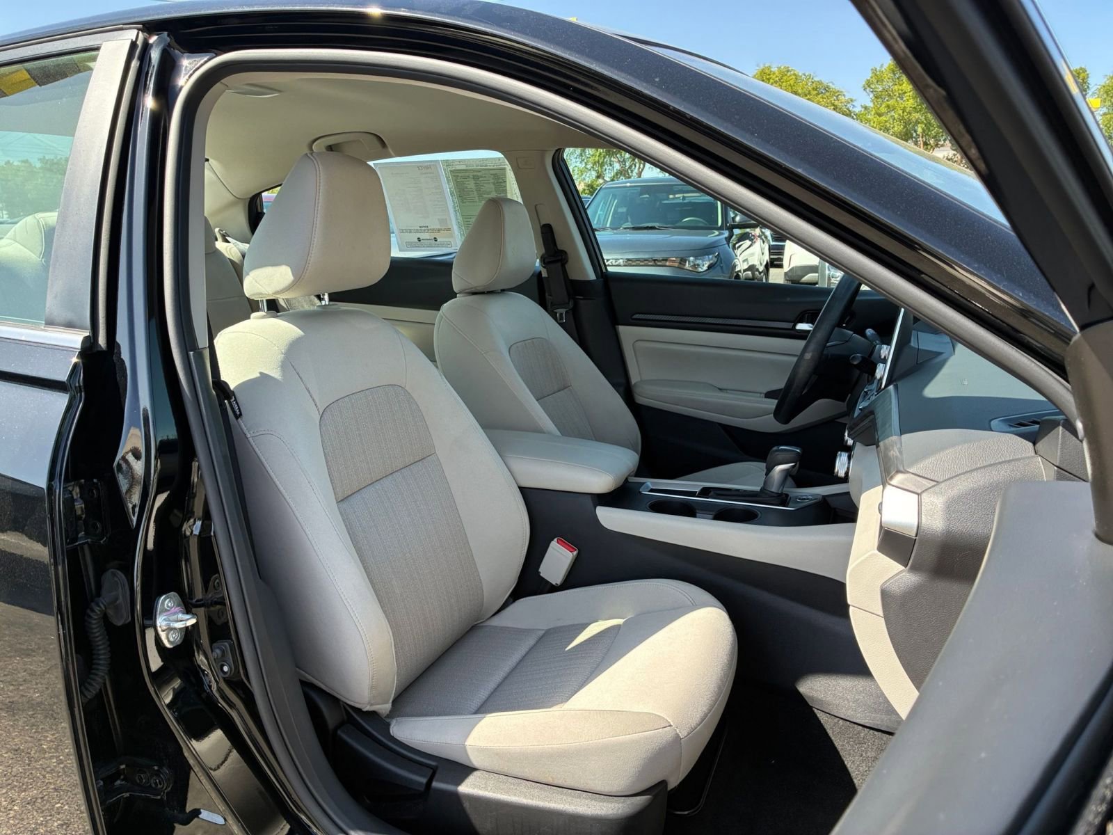 Used 2025 Nissan Altima 2.5 SV FWD image 36