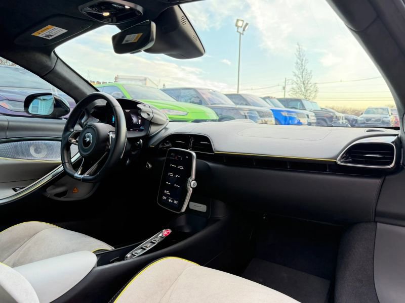 Used 2023 McLaren Artura image 17