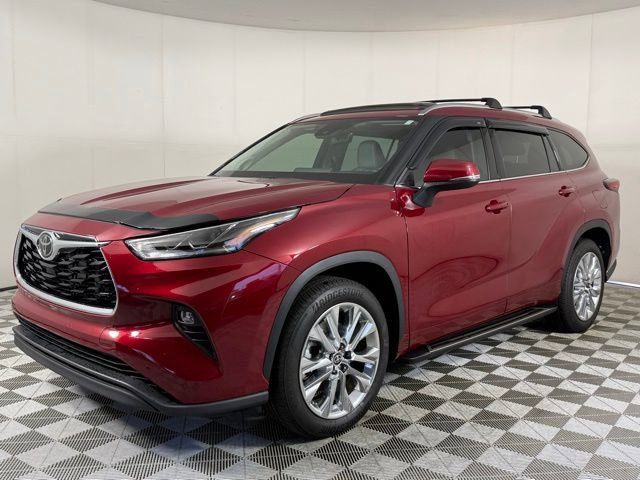 Used 2023 Toyota Highlander Limited FWD image 2