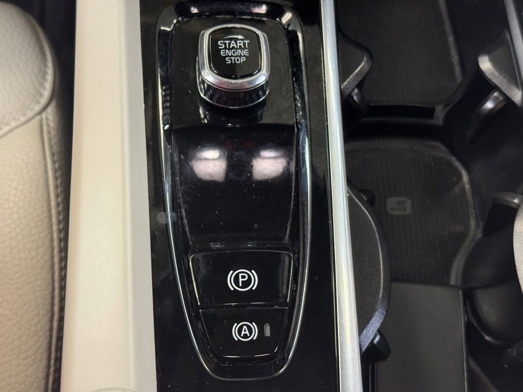 Used 2023 Volvo XC60 B5 Plus image 37