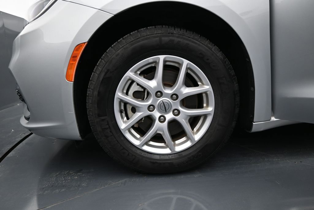 Used 2023 Chrysler Pacifica Touring-L FWD image 28
