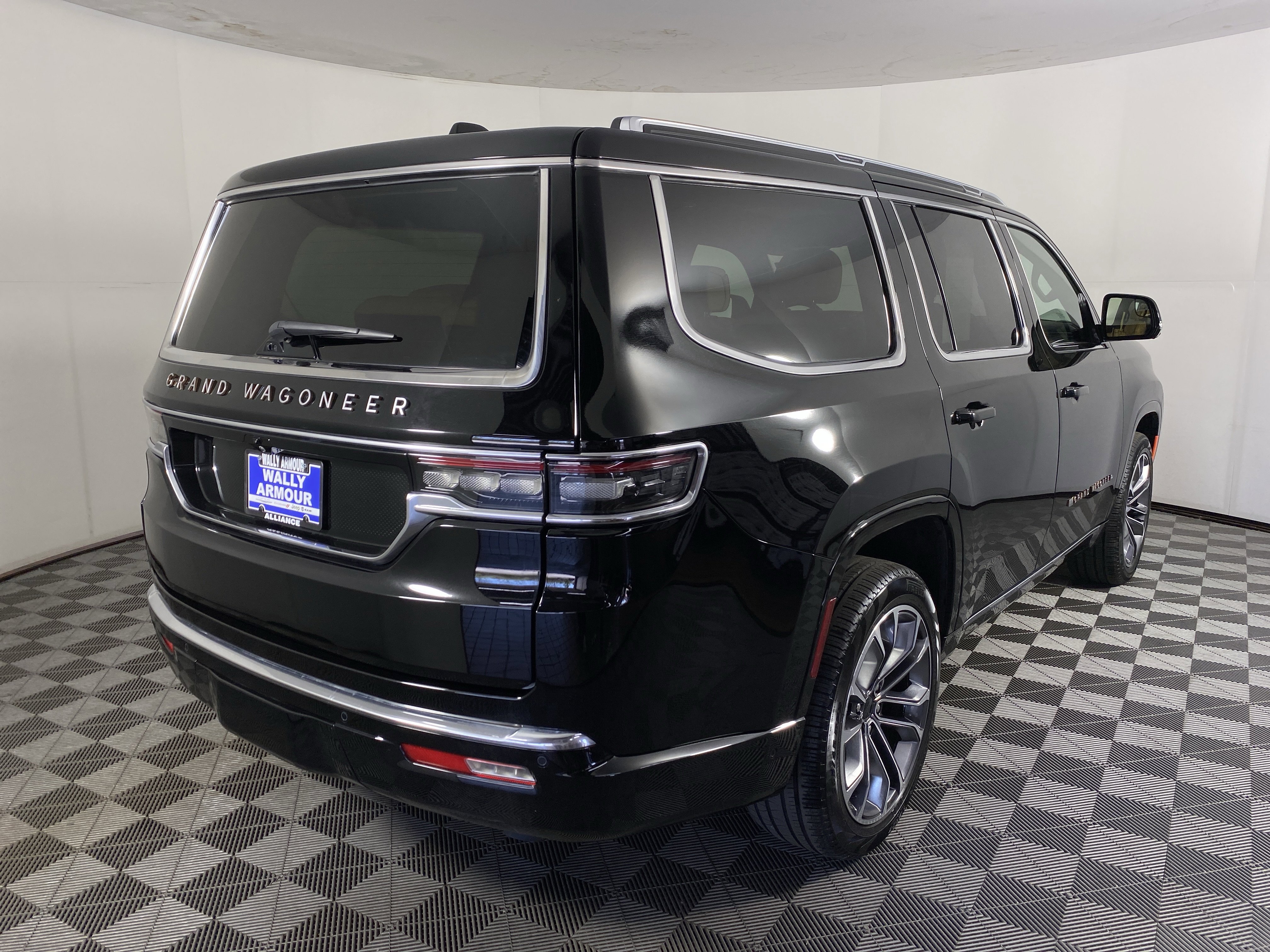 Used 2025 Jeep Grand Wagoneer Series III w/ Rear Seat Video Group 1 AWD/4WD image 9