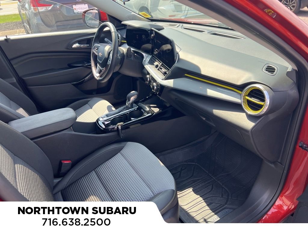 Used 2024 Chevrolet Trax LT w/ Sunroof Package image 20