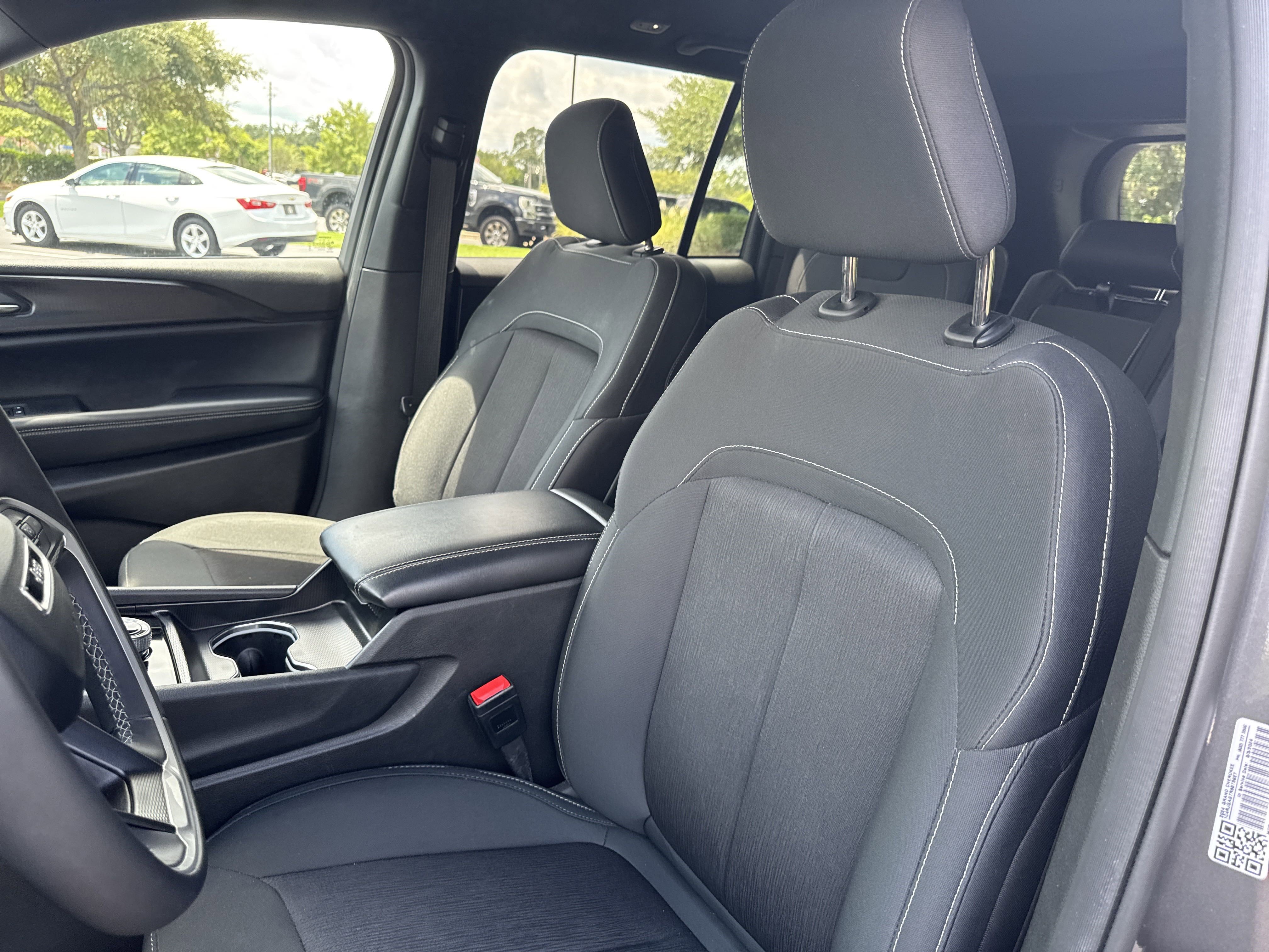 Used 2024 Jeep Grand Cherokee Laredo image 14