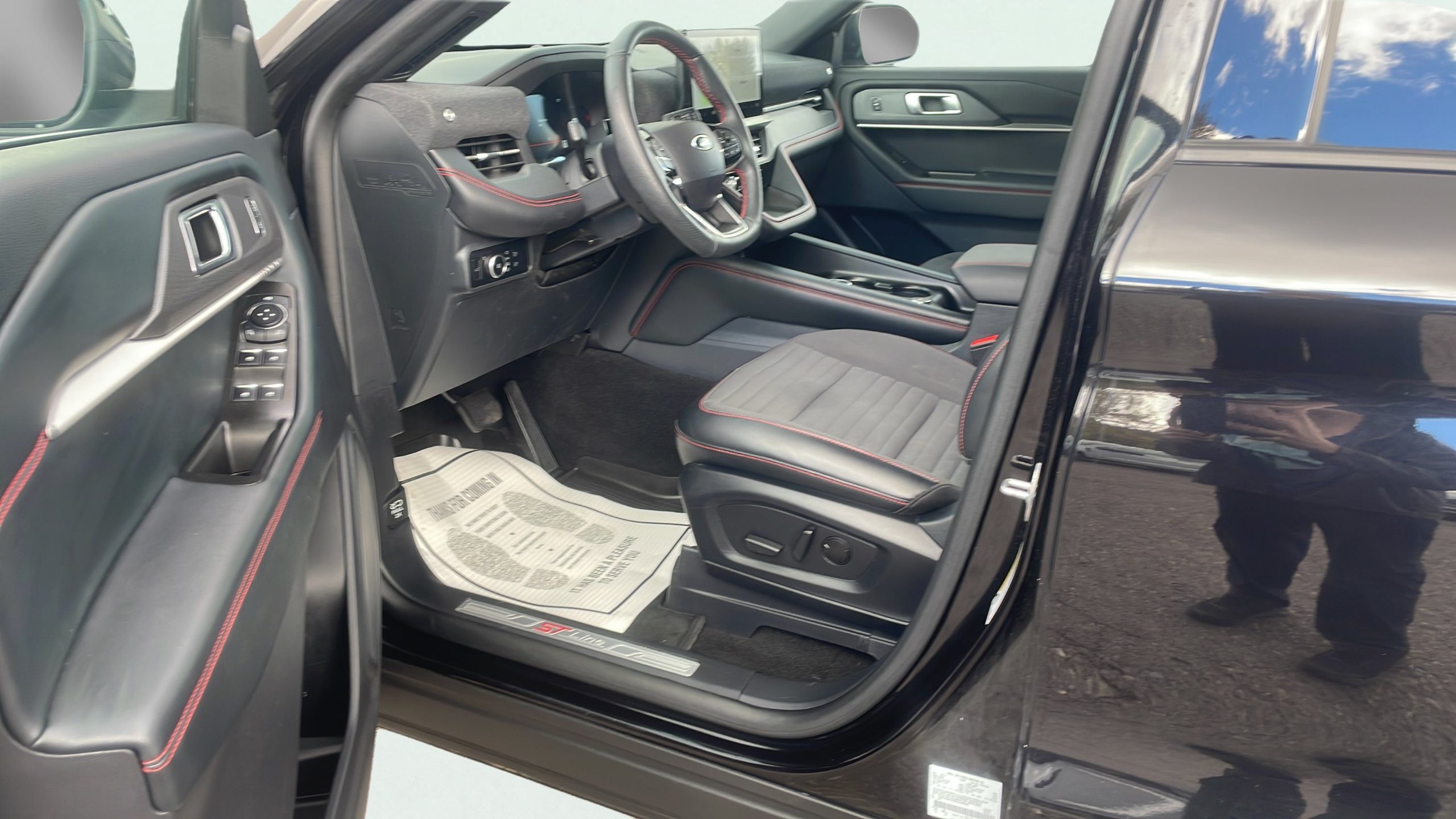 Certified 2025 Ford Explorer ST-Line AWD/4WD image 11