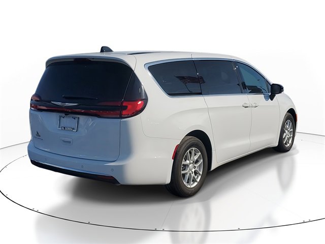 New 2026 Chrysler Pacifica Select image 4