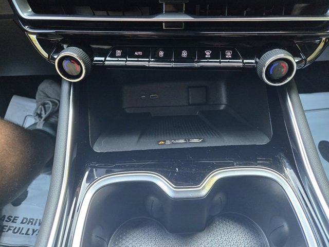 Used 2025 Chevrolet Traverse LT image 27