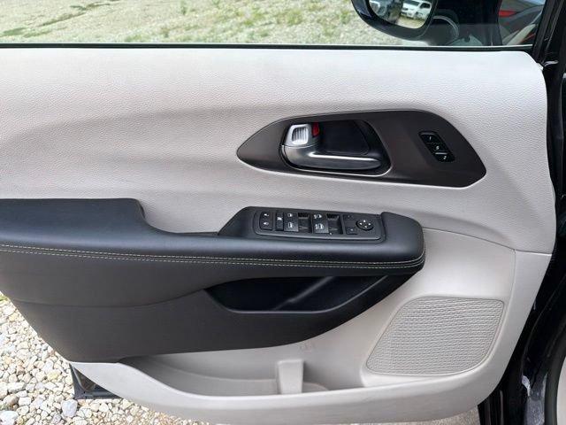 Used 2024 Chrysler Pacifica Touring-L FWD image 14