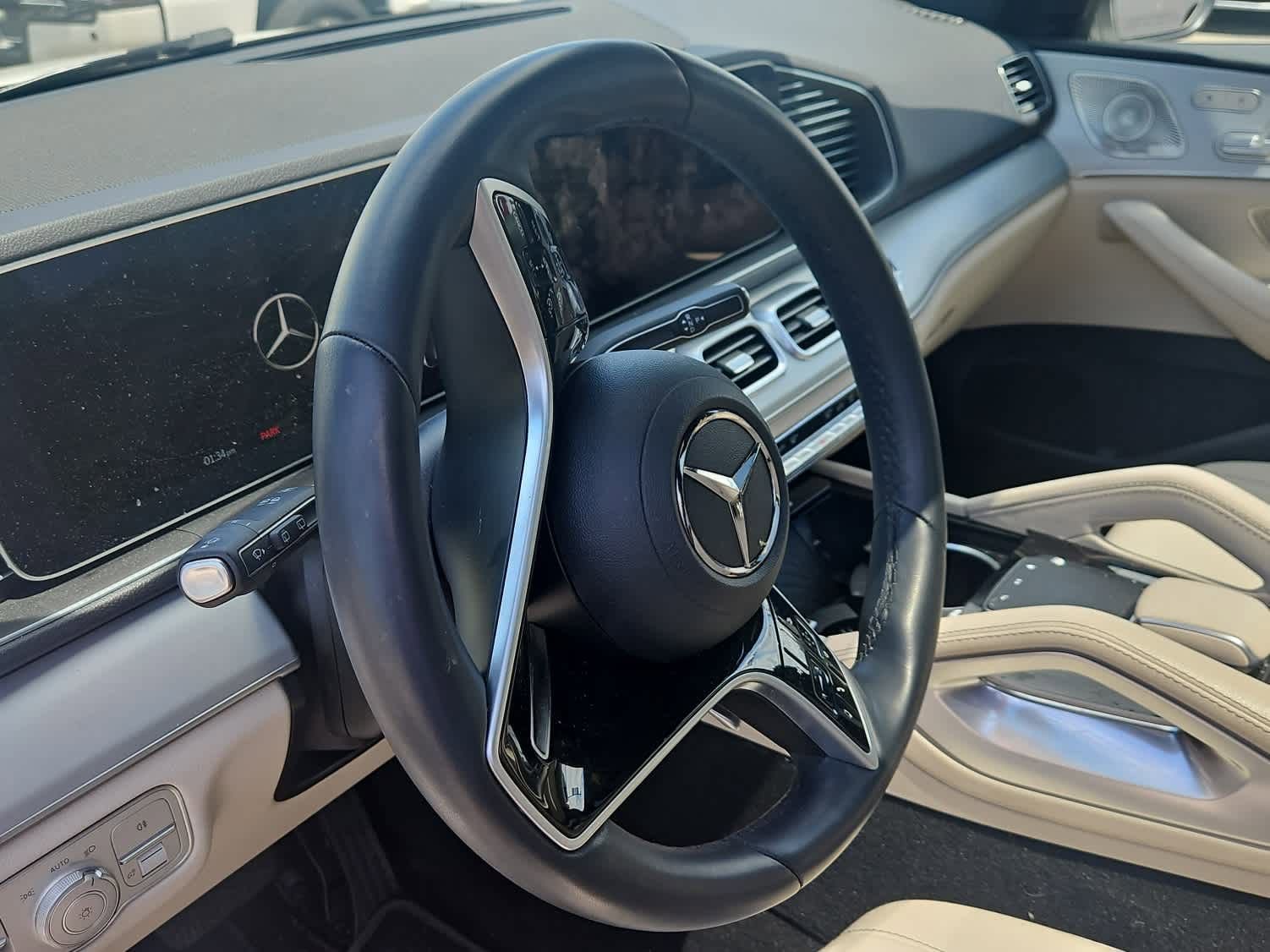 Used 2025 Mercedes-Benz GLE 450e 4MATIC image 2