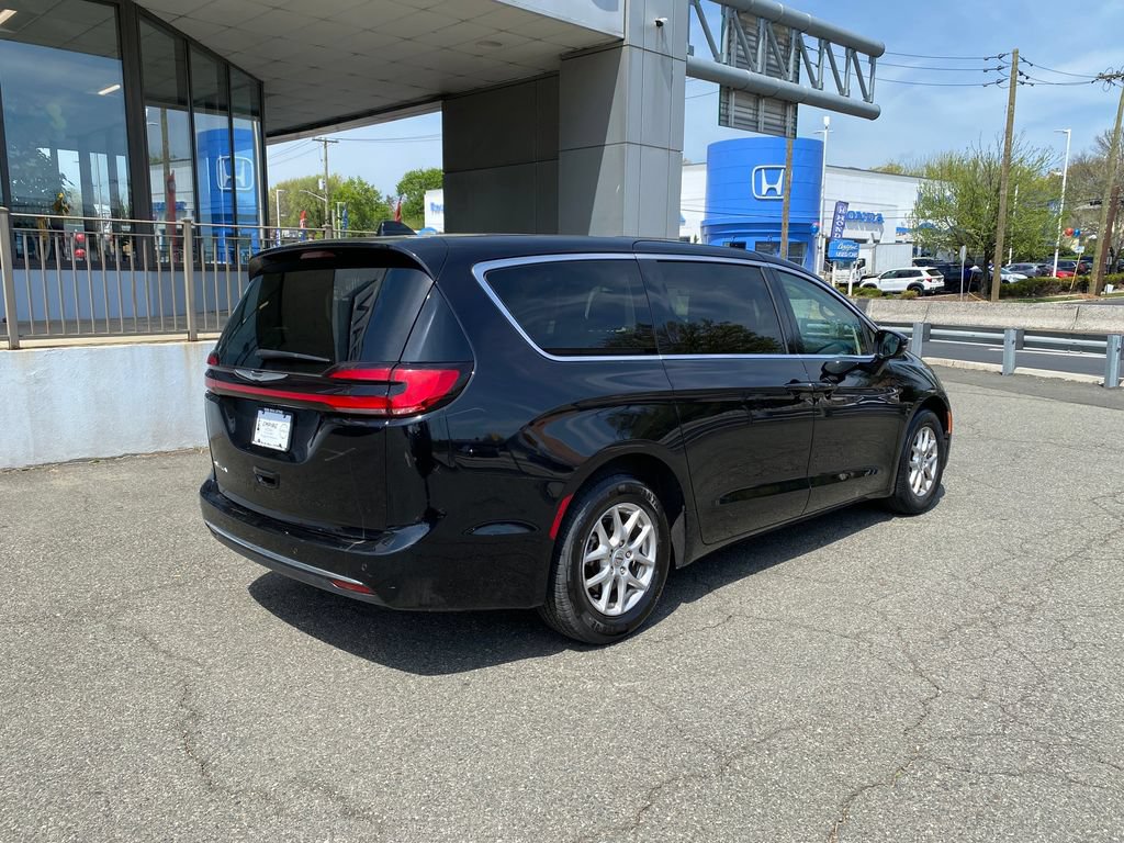 Used 2024 Chrysler Pacifica Touring-L FWD image 5