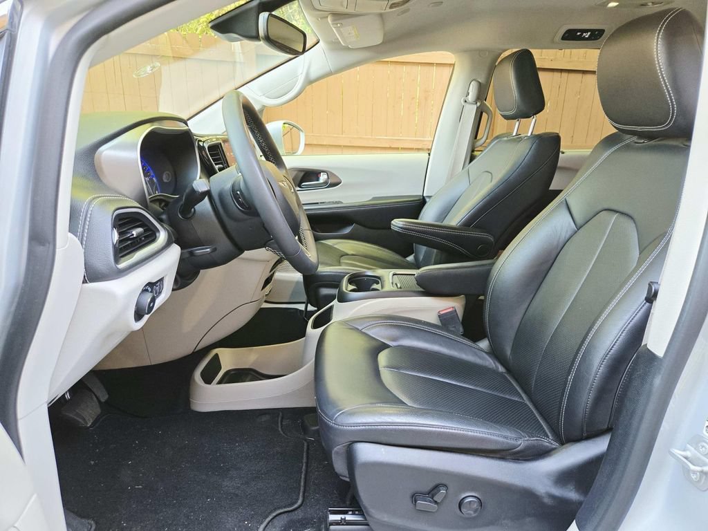 Used 2022 Chrysler Pacifica Touring-L AWD/4WD image 11