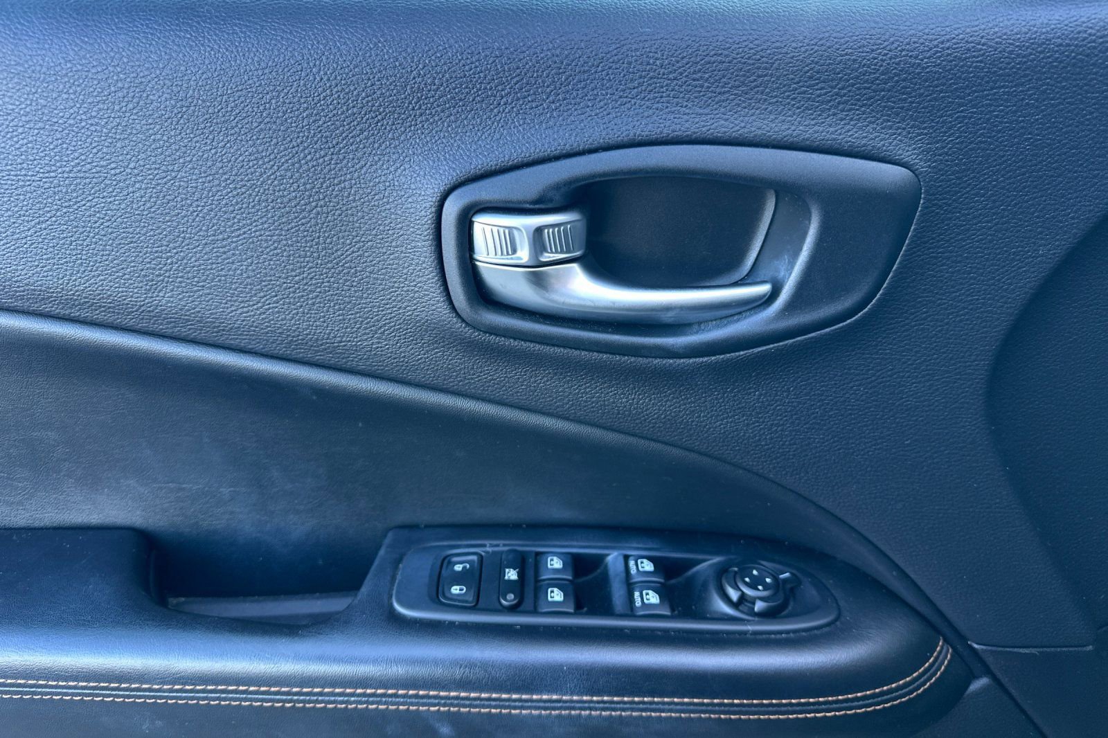 Used 2018 Jeep Compass Limited w/ Navigation Group image 12