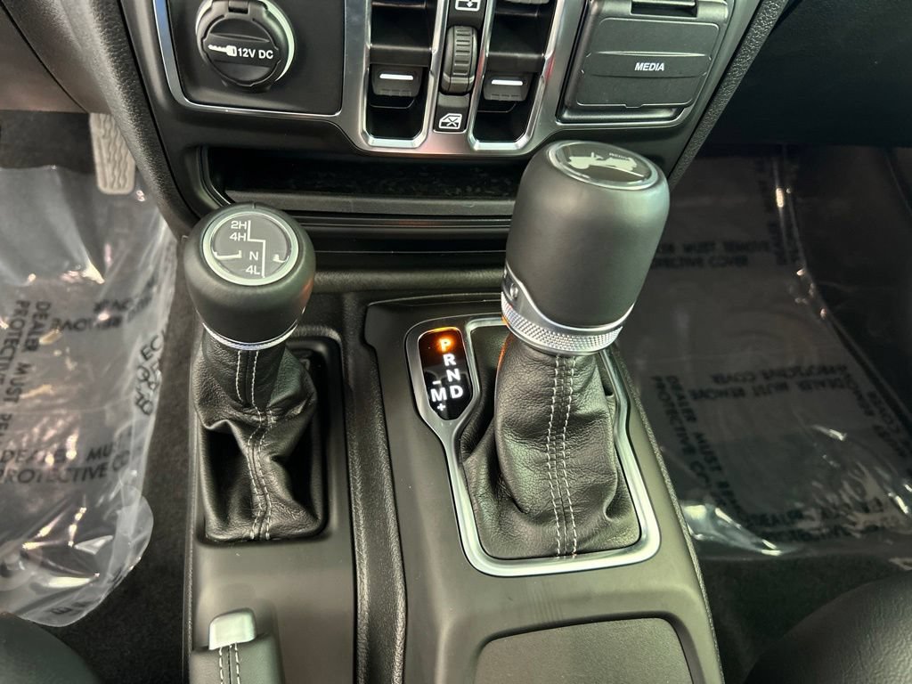 Used 2025 Jeep Wrangler Unlimited Sahara AWD/4WD image 9