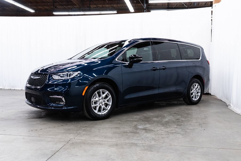 Used 2025 Chrysler Pacifica Select image 3