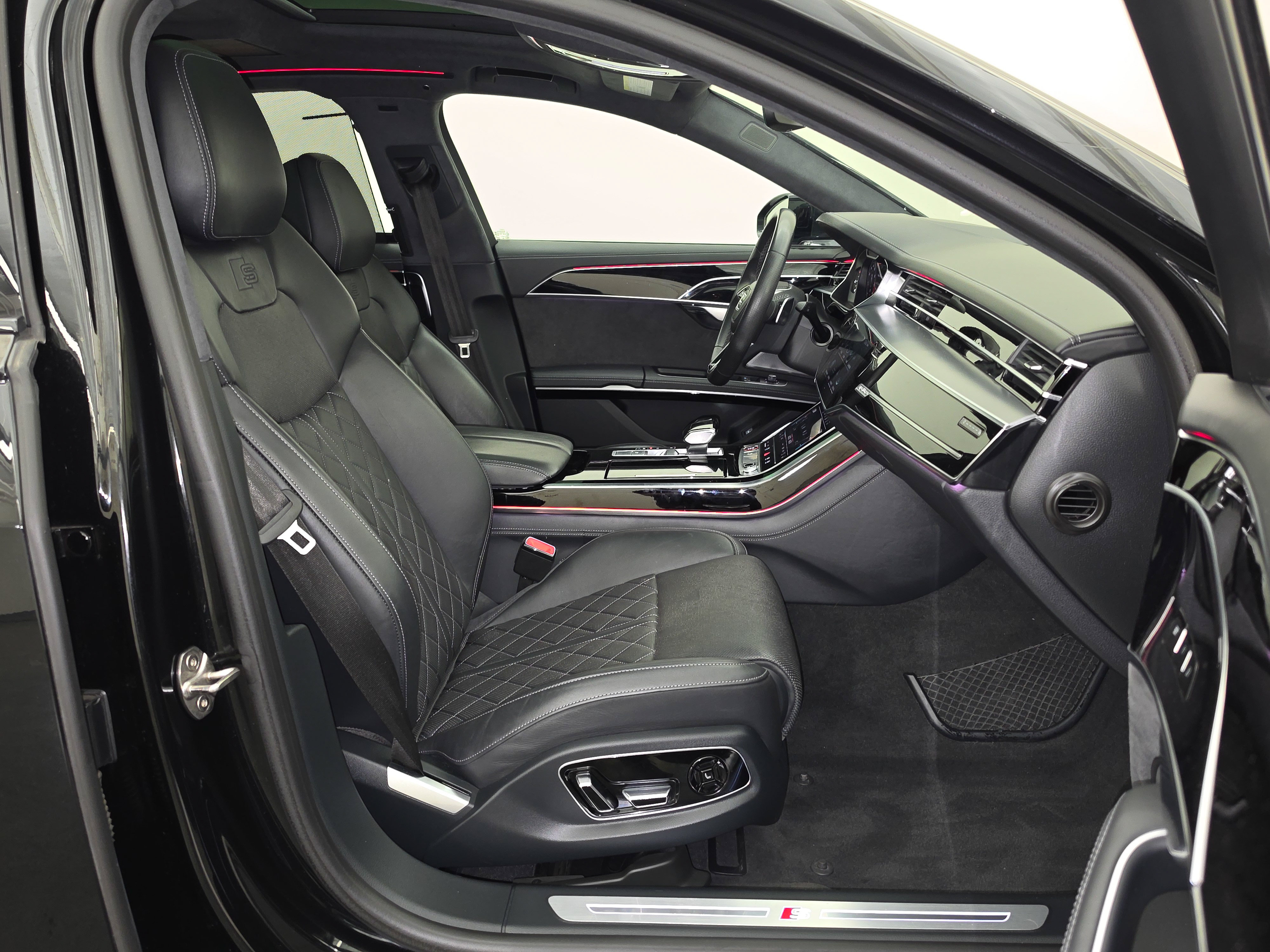Used 2022 Audi S8 w/ S8 Comfort Plus Package AWD/4WD image 46